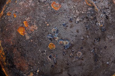 Eski bir demir tavanın alt kısmı paslı elementlerle dolu.