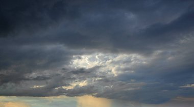 Yağmurdan sonra gün batımında gökyüzü. Yaz akşamı.
