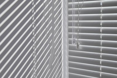 Pencere silueti güneş ışığı dokusu arkaplanından kör olur. Özet arka plan iç görüntüsünü köreltir