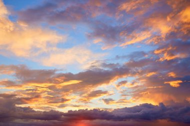 Akşam yağmurdan sonra gün batımı. Yaz akşamı.