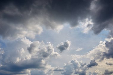 Arkalarında saklı güneş olan birçok bulut.