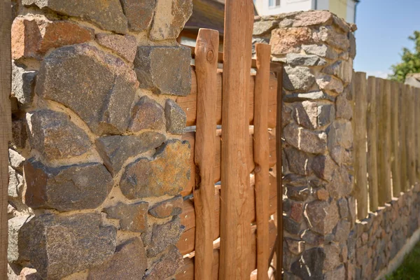 石と木の組み合わせで装飾的なフェンスの一部 — ストック写真