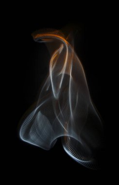 Çok renkli ışık yollarının uzun pozlama fotoğrafı koyu bir arkaplan üzerinde paralel çizgilerin karmaşık geometrik desenini oluşturuyor..