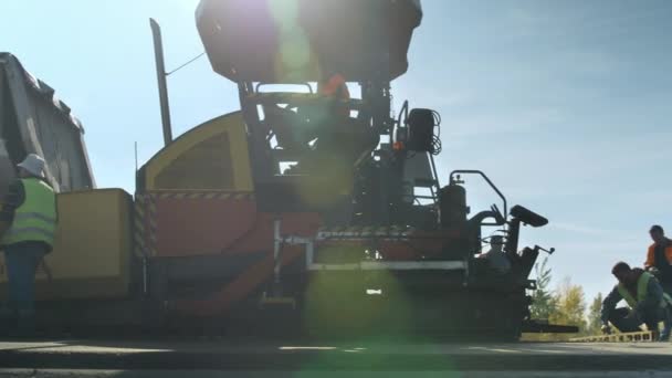 Región de Novosibirsk, 15 de agosto de 2020. Los trabajadores de la carretera toman medidas de un camino de asfalto recién puesto. Construcción de una nueva carretera. Reparación de carreteras. — Vídeo de stock