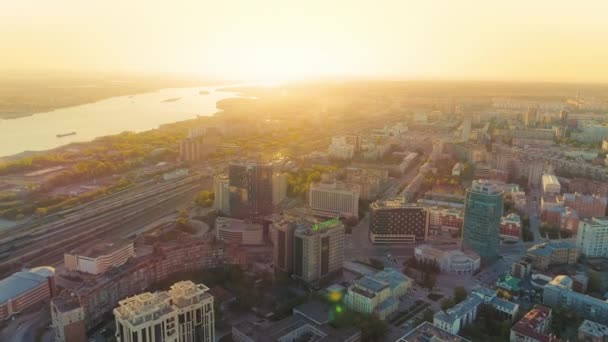 Luftaufnahme eines wunderschönen Sonnenuntergangs in einer großen Stadt am Fluss. Schöne Aussicht. Sonnenblendung. Stadtleben — Stockvideo