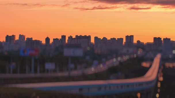 Lentille floue. Vue panoramique de la ville au coucher du soleil. Une ville européenne endormie. Objectif basculant. Rouleau B, fond — Video