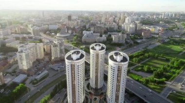 Modern binaları olan büyük bir şehrin havadan görünüşü. Şafakta şehir. Güzel manzara. Avrupa şehir merkezi. Şehir hayatı.