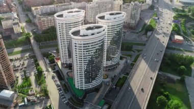 Büyük bir şehrin modern mimarisi. Yukarıdan bak. Bir Avrupa şehrinde güneşli bir gün. Güzel manzara, şehir hayatı..