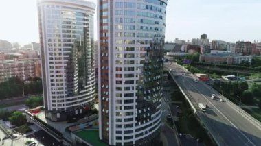 Günbatımında modern ofis binalarının orada. Büyük bir şehrin merkezinde kesişen yollar. Güneş parlıyor.