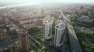 Modern binaları olan büyük bir şehrin havadan görünüşü. Gün batımında şehir. Güzel manzara. Şehrin Avrupa iş merkezi. Şehir hayatı.