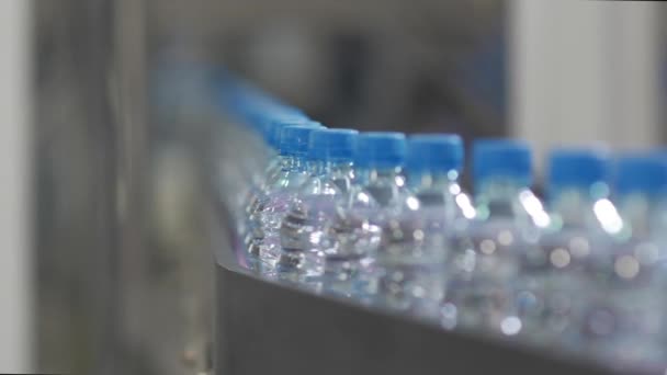 Förderband mit Plastikflaschen. Industrieanlagen. Fabrik zur Abfüllung von Wasser und Getränken. — Stockvideo