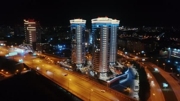 İş merkezlerine yakın uçuş. Modern şehir binalarının en iyi manzarası. Panoramik manzara. Gece şehrinin ışıkları. Şehir merkezinde otoyol. Gece Metropolis. — Stok video