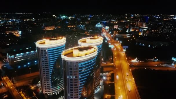 Ovanifrån av moderna urbana byggnader. Panoramautsikt. Nattstadens ljus. Motorvägen i centrum. Flyg över motorvägen. — Stockvideo