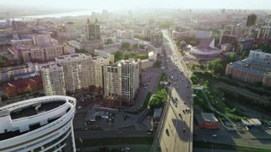 Novosibirsk, 15 Ağustos 2020. Güzel modern binalar, işlek otoyol. Büyük şehrin havadan görünüşü. Şehrin Avrupa iş merkezi.