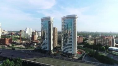 Büyük şehrin havadan görünüşü. Güzel modern binalar, işlek otoyol. Megalopolis 'in iş merkezi. Şehir hayatı. Büyük şehrin havadan görünüşü.