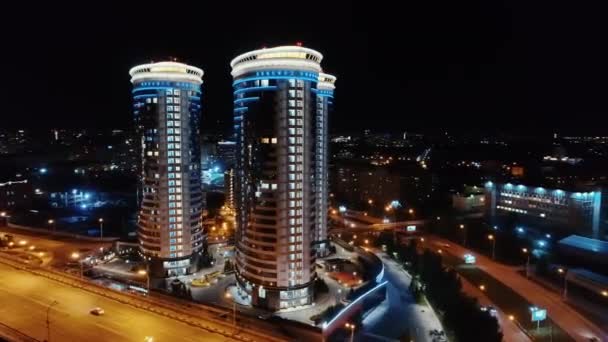 Moderne Gebäude mit Beleuchtung vor dem Hintergrund einer Großstadt. Schöne Sicht auf die nächtliche Stadt. Panoramablick. Lichter der nächtlichen Stadt. — Stockvideo