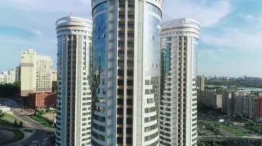 Hava görüntüsü. Şehrin arka planındaki güzel modern binalar. Yoğun otobanlardan geçiyoruz. Şehir hayatı. Şehrin Avrupa iş merkezi.
