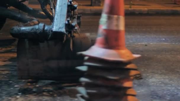 Yol yüzeyine bitumen emülsiyonla yakın çekim. Emülsiyon doluyor. Gece bir şehir yolunun tamiri. Asfalt dağıtıcısı. — Stok video