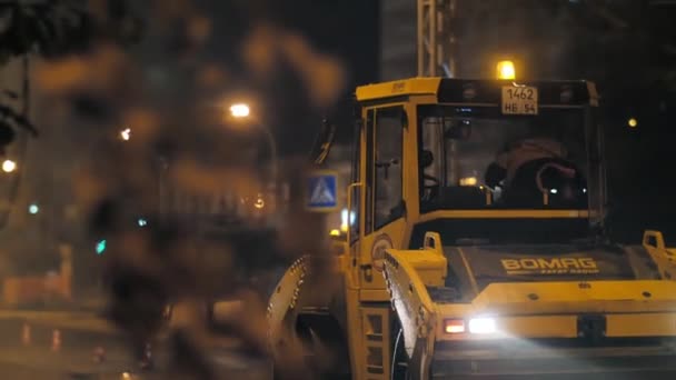Obwód nowosybirski, 7 września 2019 r. Wałek drogowy układa asfalt. Naprawa dróg w mieście. Budowa nowej drogi. — Wideo stockowe