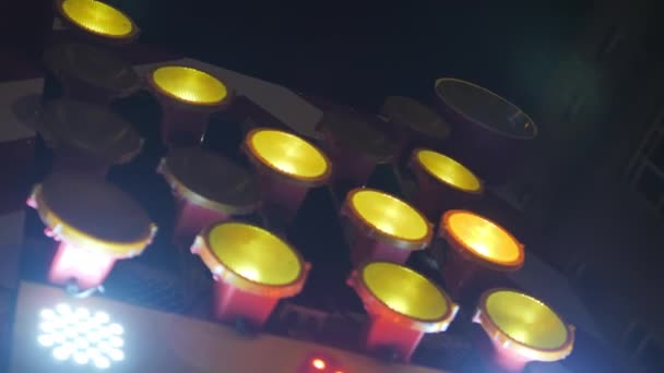 Close-up of a flashing light arrow indicating the direction of the detour. Warning road sign. Road works. — Stock Video