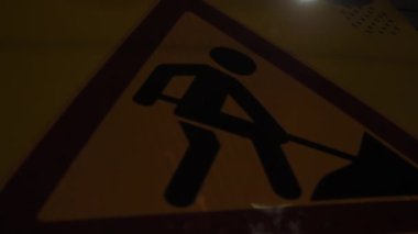 Yakın çekim ışığı, yanıp sönen yol tabelası. Uyarı levhası. Yol onarımı.