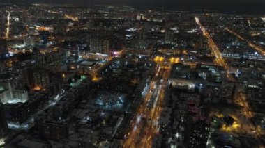 Gece şehrinin havadan görünüşü. Geceleri şehir merkezi. Şehir manzarası, gece aydınlanması. Gece trafiğiyle caddenin havadan görünüşü.