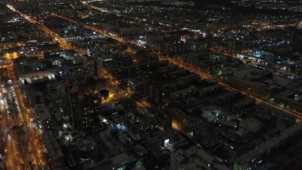 Widok z lotu ptaka na nocne miasto. Miejskie miasto nocą. Widok na centrum miasta. Krajobraz miasta, nocne oświetlenie. Widok z lotu ptaka na nocny ruch. — Wideo stockowe
