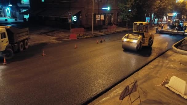 Novosibirsk region, 2019 년 9 월 7 일. 공중에서 본 모습. 도로 로울러 는 아스팔트 를 깔고 있다. 아스팔트 주조기가 작동하고 있습니다. 도로 보수. — 비디오