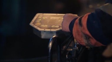 Novosibirsk bölgesi, 7 Eylül 2019. Asfalt kaldırım kontrol panelinin yakın çekimi. Geceleri şehirdeki yolların tamiri.