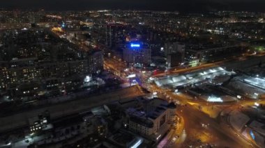Novosibirsk bölgesi, 1 Eylül 2019. Gece şehrinin havadan görünüşü. Geceleri şehir merkezi. Şehir manzarası, gece aydınlanması. Gece trafiği olan caddenin havadan görüntüsü. b-roll. 