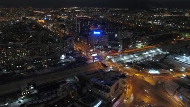 Novosibirsk regio, 1 september 2019. Luchtfoto van de nachtstad. Stadsstad 's nachts. Stadslandschap, nachtverlichting. Luchtfoto van de laan met nachtverkeer. b-rol. — Stockvideo
