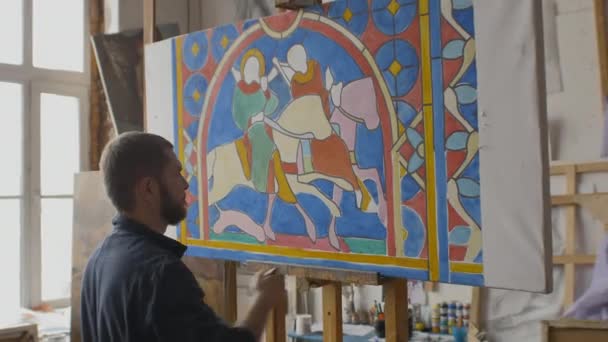 Ressam, vitraylı bir pencere çiziyor. Sanat atölyesi, sanat. — Stok video