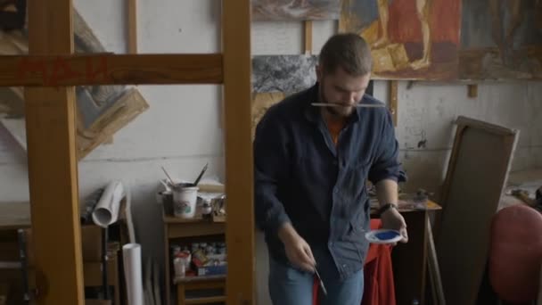 Um artista pinta um esboço de uma janela de vitrais. Oficina de arte, arte. — Vídeo de Stock