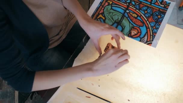 A festő a festett üvegablak részleteire fest. Művészeti műhely, kézzel készített. — Stock videók