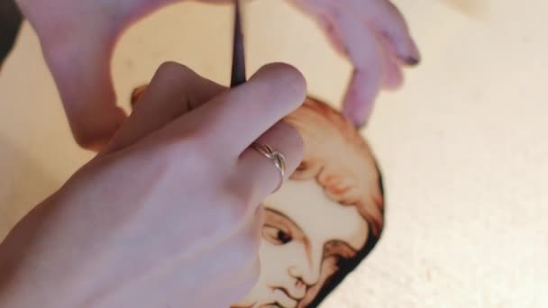 Primer plano. El artista pinta con un pincel los detalles de la vidriera. Taller de arte, hecho a mano. — Vídeos de Stock