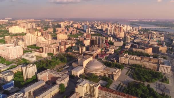 Вид с воздуха на центр большого города на реке. Городской пейзаж. Прекрасный вид. Европейский центр города. — стоковое видео