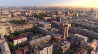 Şehir manzarasının havadan görünüşü. Nehirdeki büyük bir şehrin merkezi. Güzel manzara. Altın saat. Avrupa şehir merkezi.