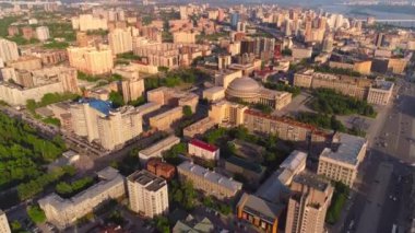 Gün batımında şehrin en üst manzarası. Şehir manzarası. Güzel manzara. Avrupa şehir merkezi.