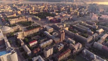 Nehirdeki büyük bir şehrin merkezinin havadan görüntüsü. Şehir manzarası. Güzel manzara. Avrupa şehir merkezi.