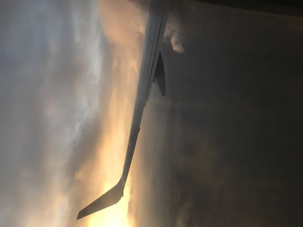 Αεροπλάνο Στον Ουρανό Ηλιοβασίλεμα — Φωτογραφία Αρχείου