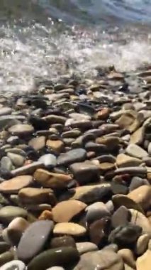 Okyanus dalgası taştan sahili yıkıyor.