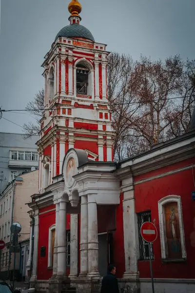 Κόκκινη Παλιά Εκκλησία Στο Κέντρο Της Πόλης Μόσχα Ρωσία — Φωτογραφία Αρχείου