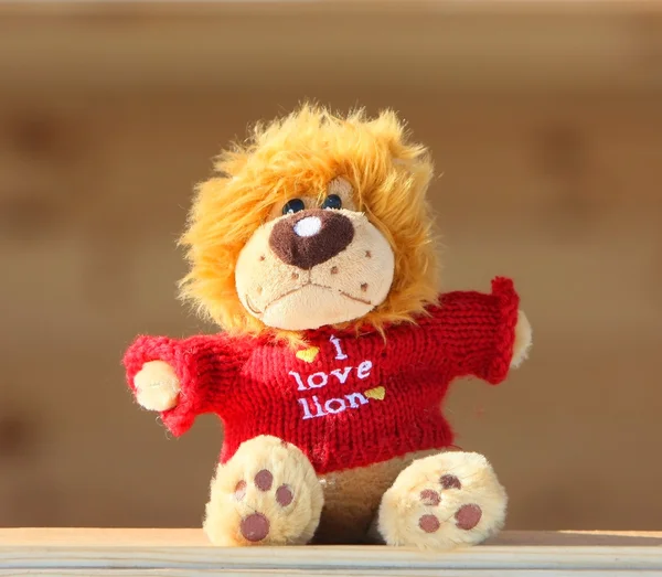 Lion peluche. Peluche dans un pull rouge . — Photo