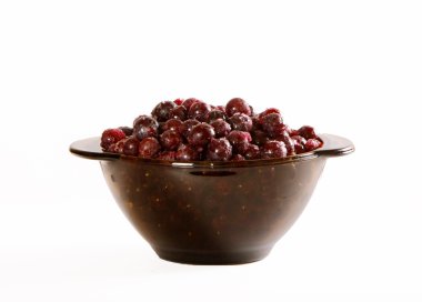 Berry kiraz izole bir arka plan üzerinde bir cam tabak içinde donmuş.