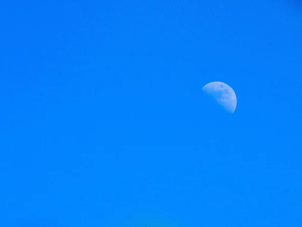 Он луна на голубом небе . — стоковое фото