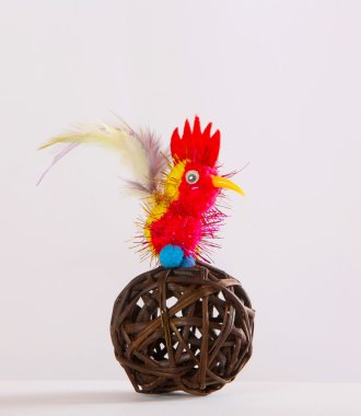 Üzerinde kahverengi bir kase kırmızı horoz. 