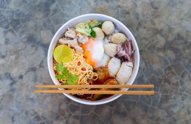 Erişte Tom Yum Asyalıların lezzetli, sıcak ve baharatlı fast food 'udur.. 