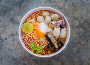 Erişte Tom Yum Asyalıların lezzetli, sıcak ve baharatlı fast food 'udur.. 