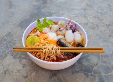 Erişte Tom Yum Asyalıların lezzetli, sıcak ve baharatlı fast food 'udur.. 