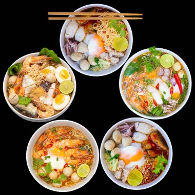 Üst manzaralı erişte çorbası ya da Tom Yum lezzetli, siyah arka planda sıcak ve baharatlı, Asyalı insanların fast food 'u.. 